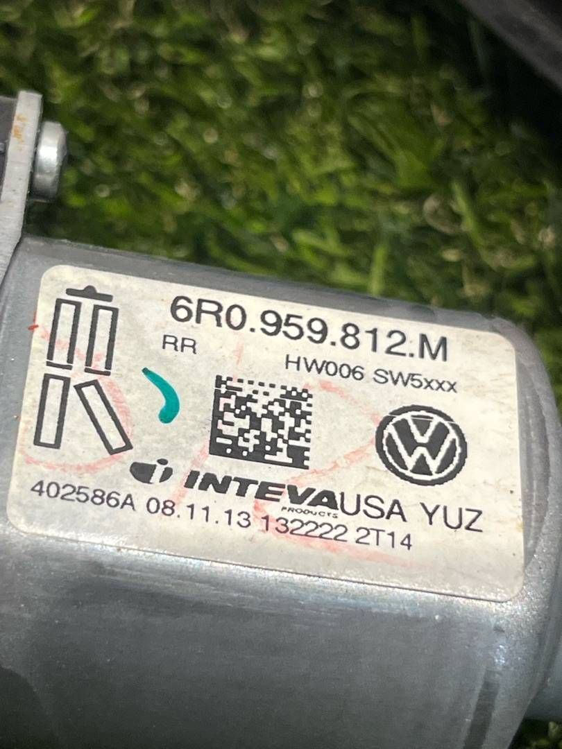 стеклоподъемник задний правый Volkswagen Jetta 6 поколение 2014, 1.4 л., бензин, МКПП, седан, передний привод, 6R0959812M, 5C6839462D