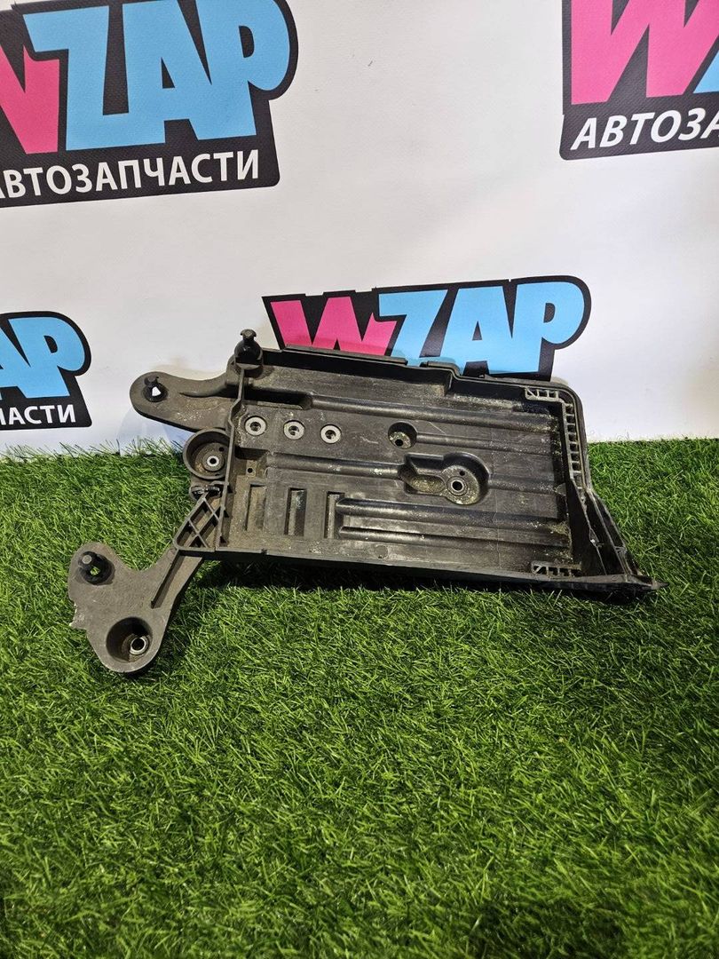 полка аккумулятора Volkswagen Passat B8 2016, 2.0 л., дизель, универсал, передний привод, правый руль, 5Q0915321H