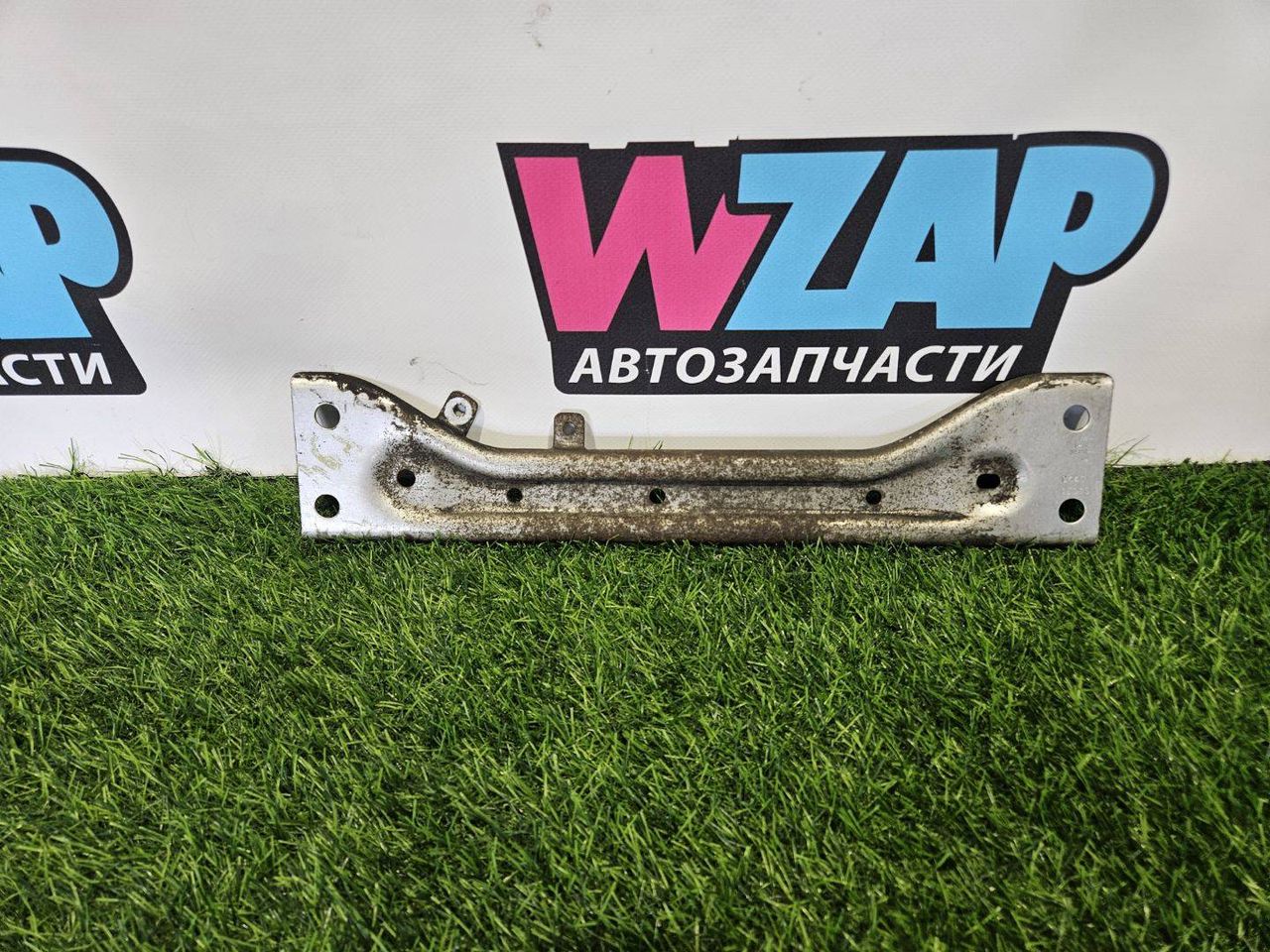 кронштейн (крепление) Volkswagen Passat B8 2016, 2.0 л., дизель, универсал, передний привод, правый руль, 5Q08044218