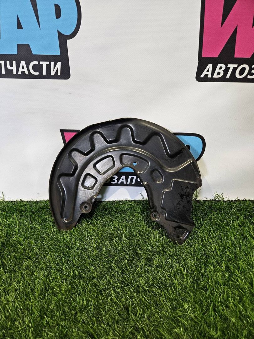 защитный кожух тормозного механизма Volkswagen Passat B8 2016, 2.0 л., дизель, универсал, передний привод, правый руль, 3Q0400053F