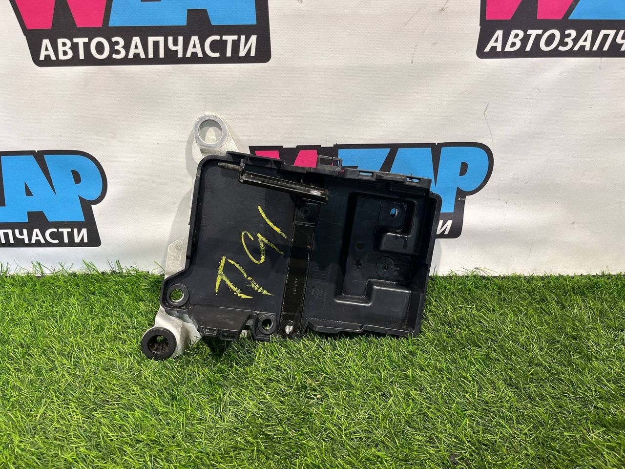 полка аккумулятора Ford Escape 4 поколение CX482 2020, 1.5 л., бензин, АКПП, внедорожник 5 дв., JX6B-10723-AB