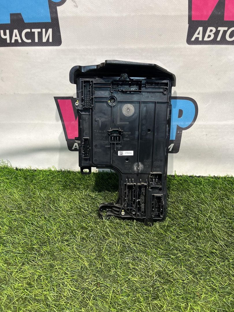 Блок управления BCM (Body Control Module) Tesla Model 3 1 поколение [рестайлинг] 2022, 1567455-00-C, 1567359-00-B