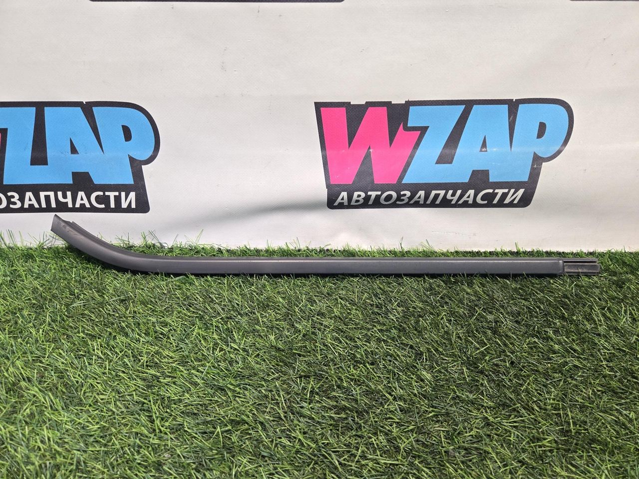молдинг стекла Jeep Wrangler 4 поколение 2019, 2.0 л., бензин, АКПП, внедорожник 5 дв., полный привод, 68271677