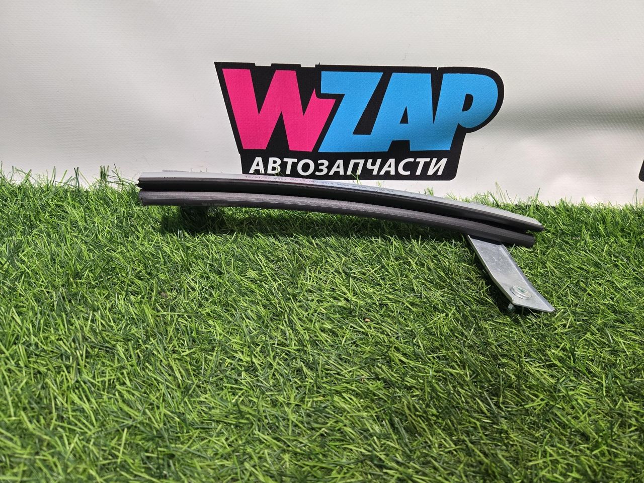 направляющая стекла Ford Mustang 6 поколение S550 [рестайлинг] 2021, 2.3 л., бензин, АКПП, оранжевый, купе, задний привод, FR3B63263A20AA