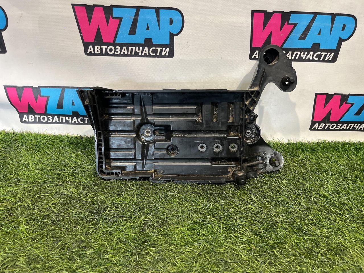 полка аккумулятора Volkswagen Jetta 7 поколение 2019, 1.4 л., бензин, МКПП, черный, седан, передний привод, 5Q0915331K