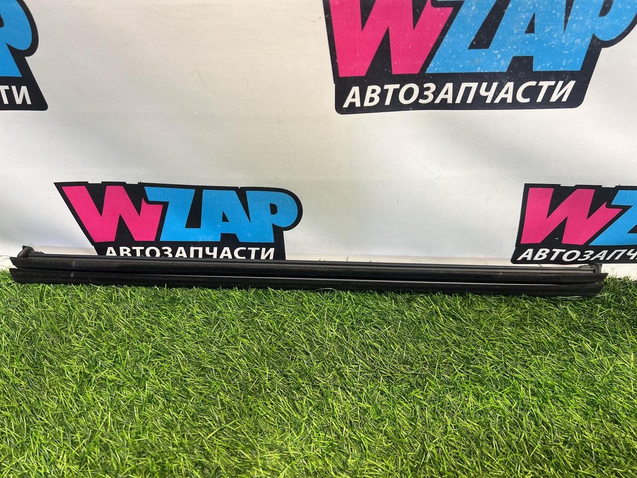 Уплотнитель стекла Volkswagen Jetta 7 поколение 2019, 1.4 л., бензин, МКПП, черный, седан, передний привод