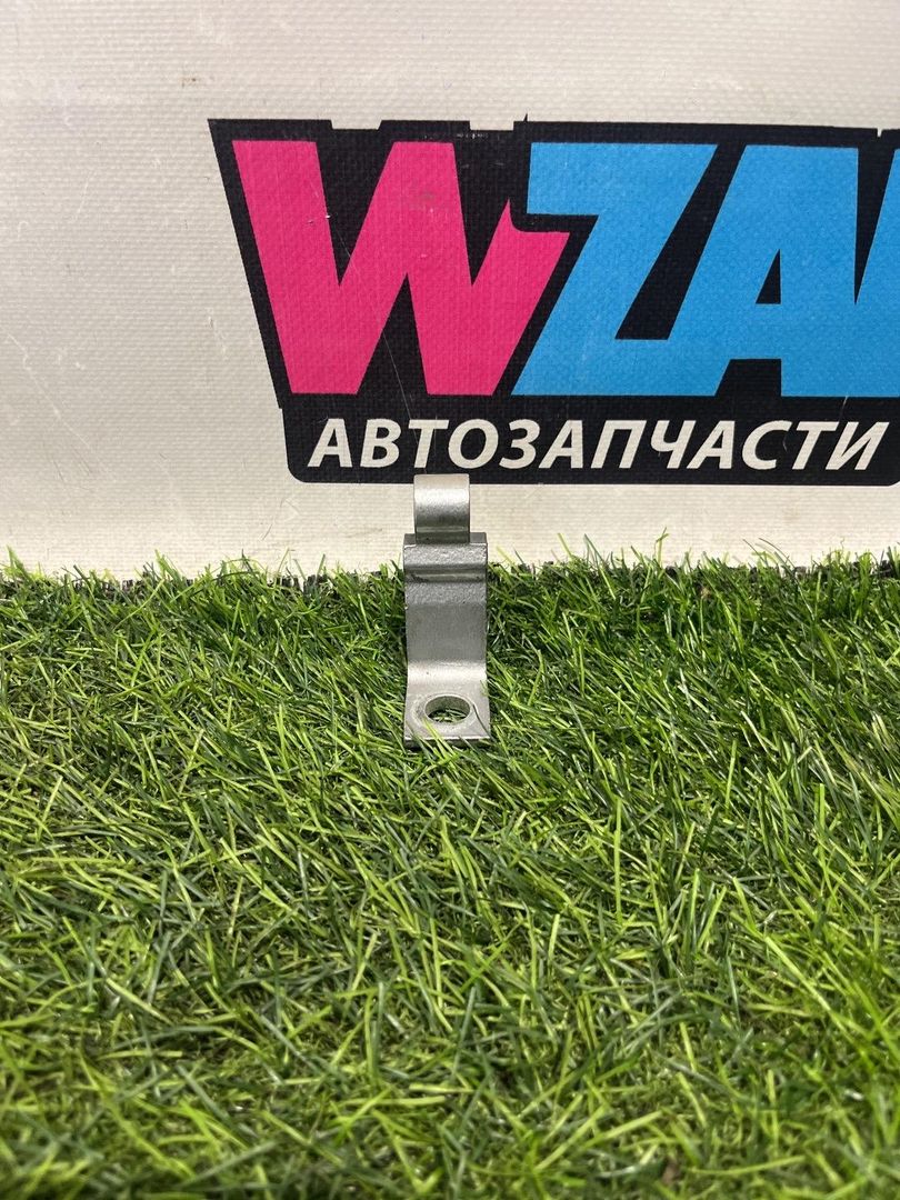 петля двери Volkswagen Passat B8 2016, 2.0 л., дизель, универсал, передний привод, правый руль, 8V5833404C