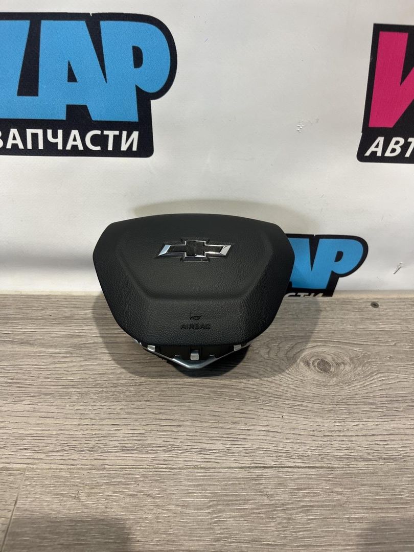 подушка безопасности водителя Chevrolet Trax 2 поколение 2024, 1.2 л., бензин, АКПП, красный, минивэн, передний привод, 60009015