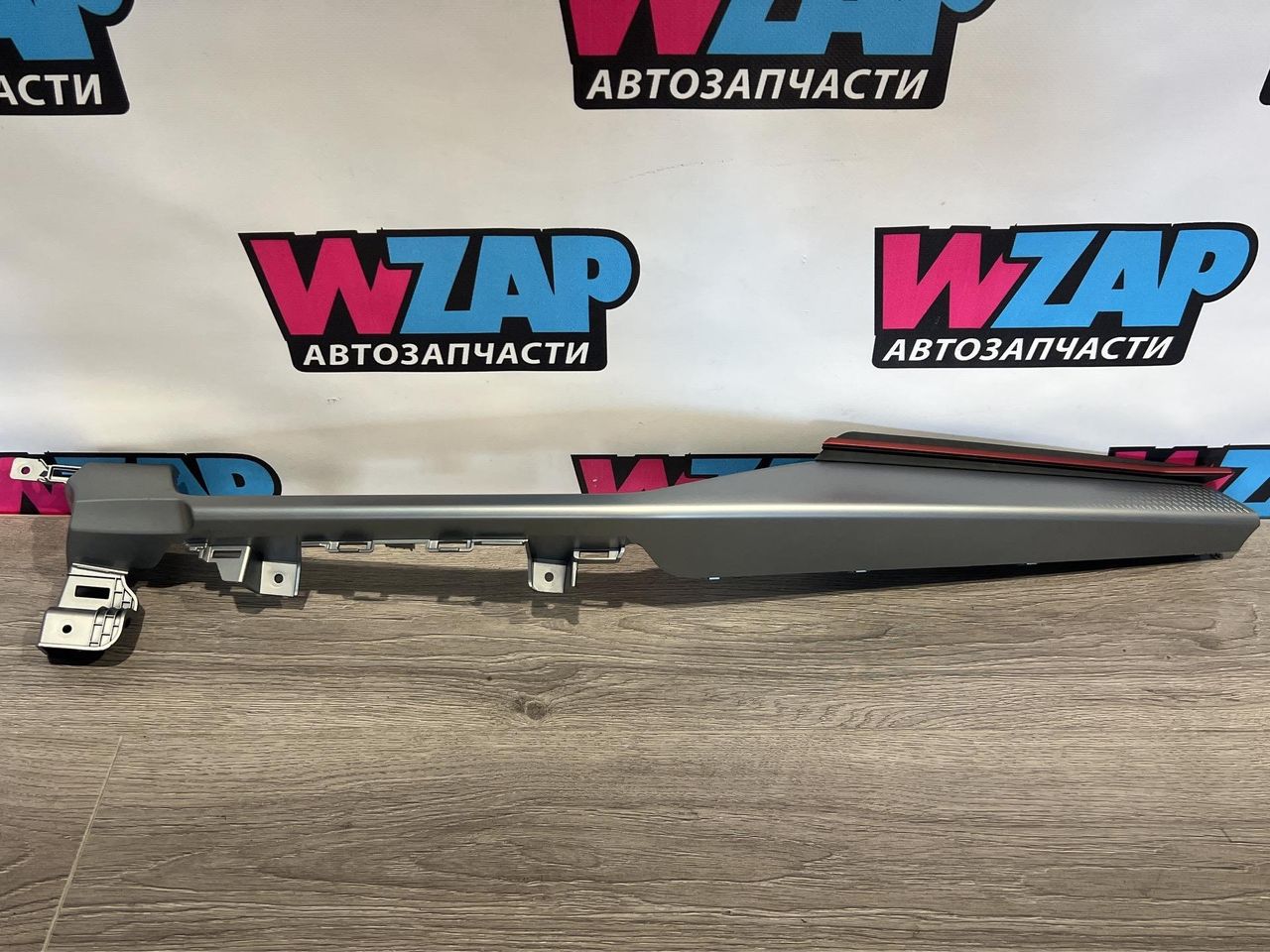 накладка на торпедо (консоль) Chevrolet Trax 2 поколение 2024, 1.2 л., бензин, АКПП, красный, минивэн, передний привод, 42823705
