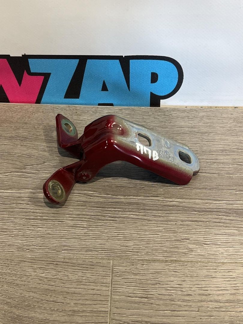 петля двери Chevrolet Trax 2 поколение 2024, 1.2 л., бензин, АКПП, красный, минивэн, передний привод