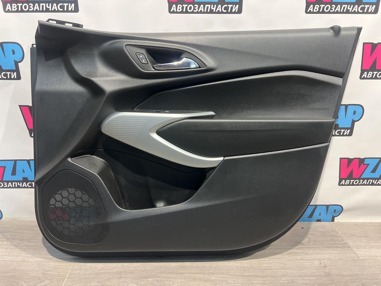 обшивка двери передняя правая Chevrolet Trax 2 поколение 2024, 1.2 л., бензин, АКПП, красный, минивэн, передний привод, 42851046