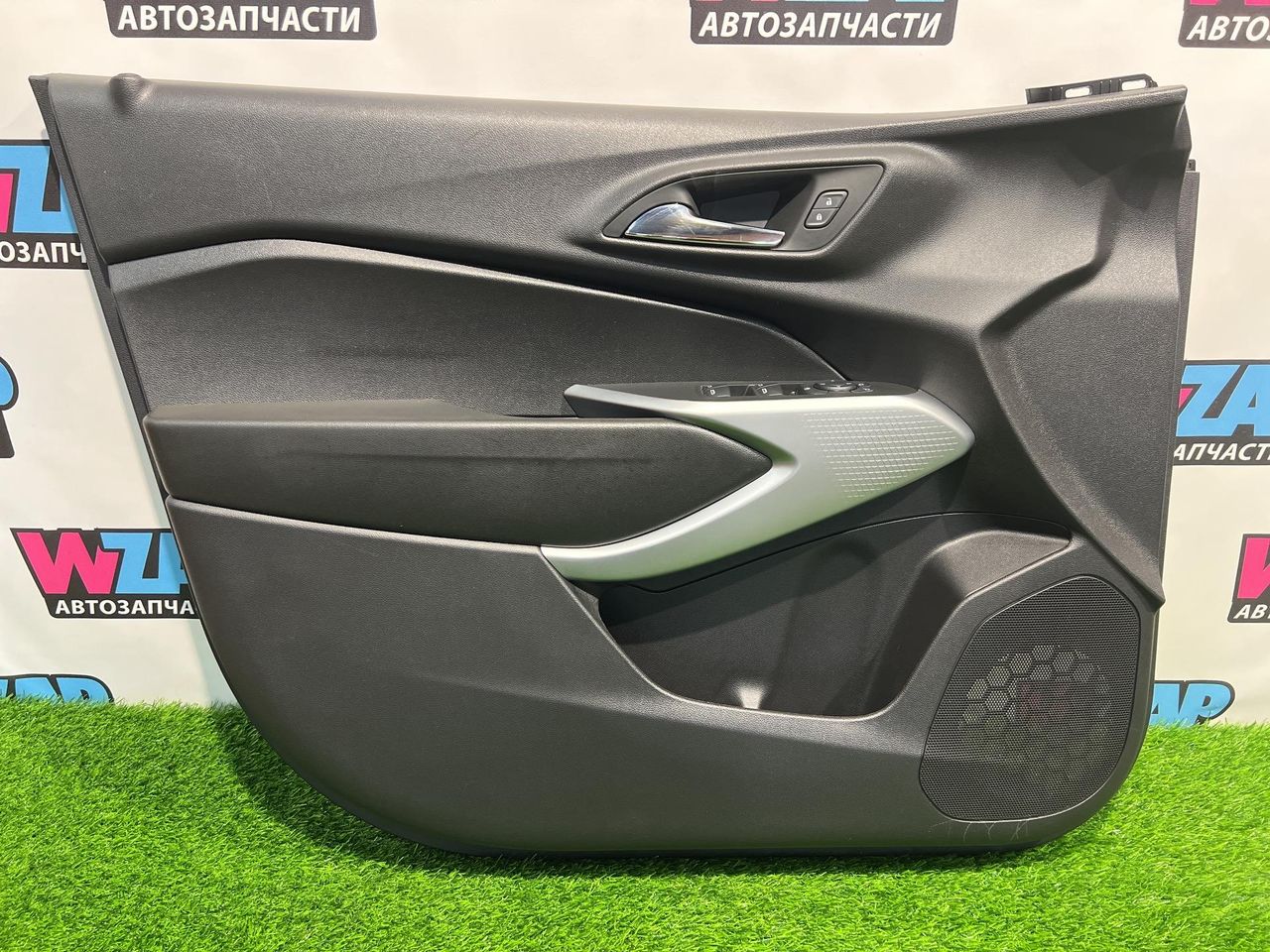 обшивка двери передняя левая Chevrolet Trax 2 поколение 2024, 1.2 л., бензин, АКПП, красный, минивэн, передний привод, 42851044