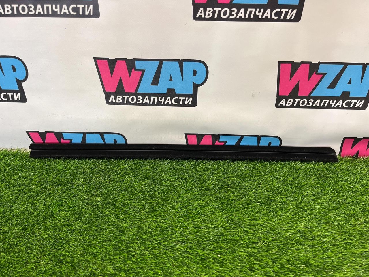 Уплотнитель стекла Chevrolet TrailBlazer 3 поколение [рестайлинг] 2023, 1.3 л., бензин, АКПП, полный привод, 382657