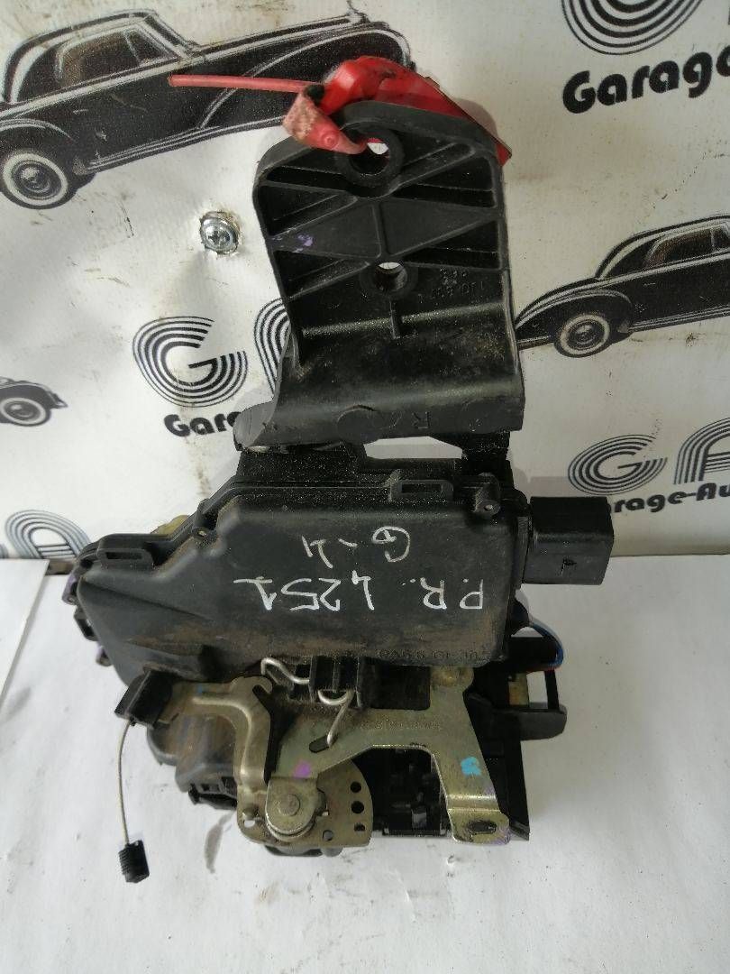 замок двери передней правой Volkswagen Golf 4 поколение 1998, 1.4 л., AKQ, бензин, 5МКПП, хетчбэк 5 дв.