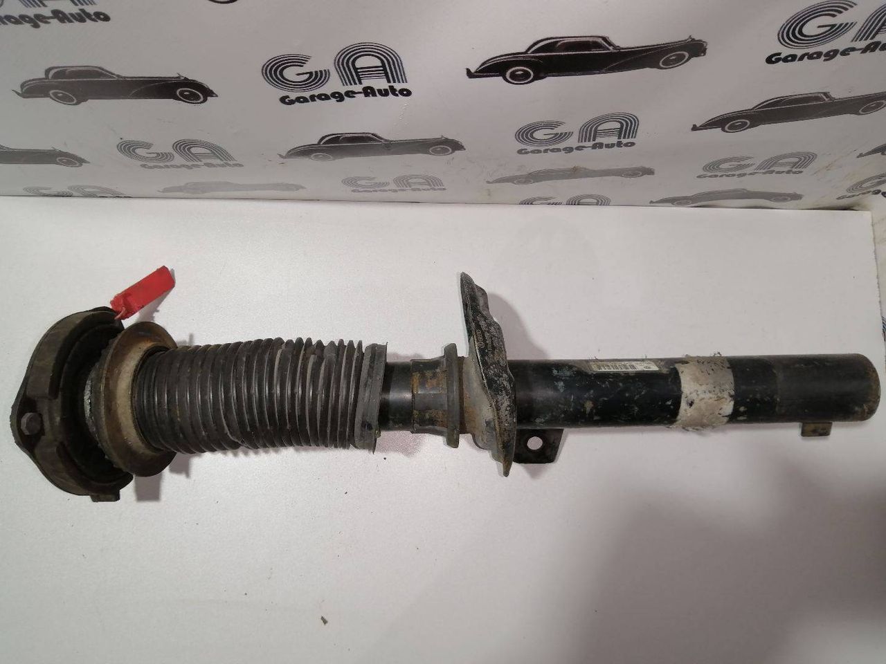амортизатор передний левый Volkswagen Golf 5 поколение 2006, 1.9 л., дизель, 5МКПП, красный, хетчбэк 5 дв.