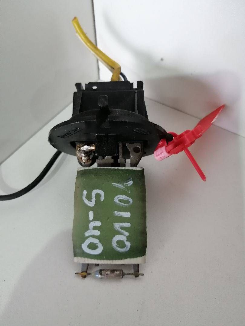 сопротивление печки Volvo V40 1 поколение 1999, 1.9 л., F9Q 419, дизель, 5МКПП, черный, универсал