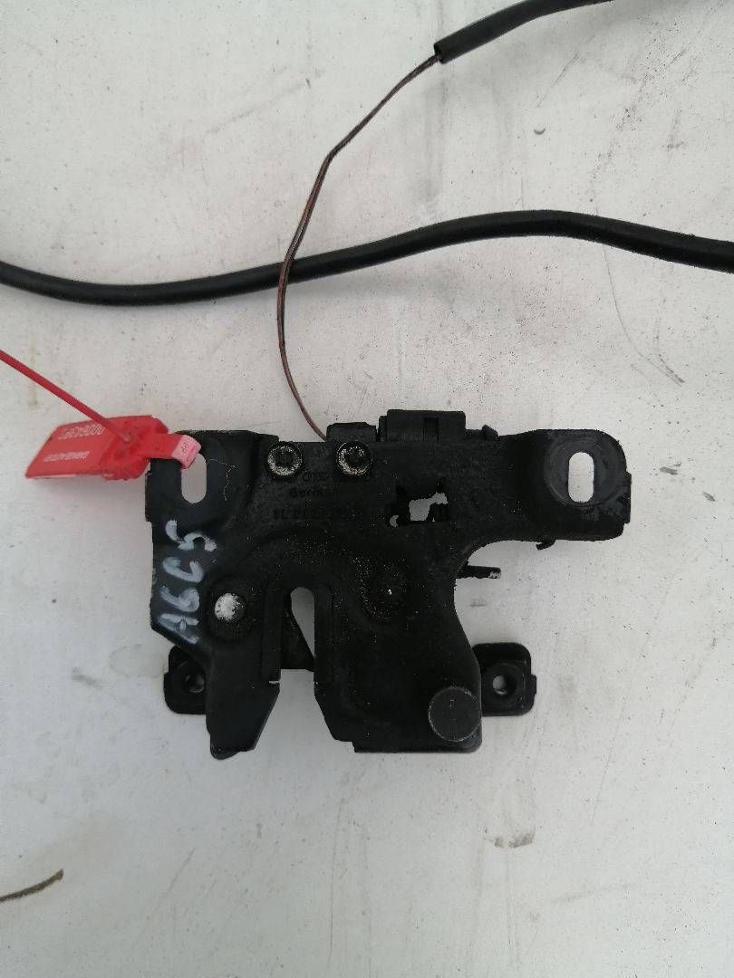замок капота Audi A6 4B/C5 1999, 2.4 л., бензин, МКПП, универсал