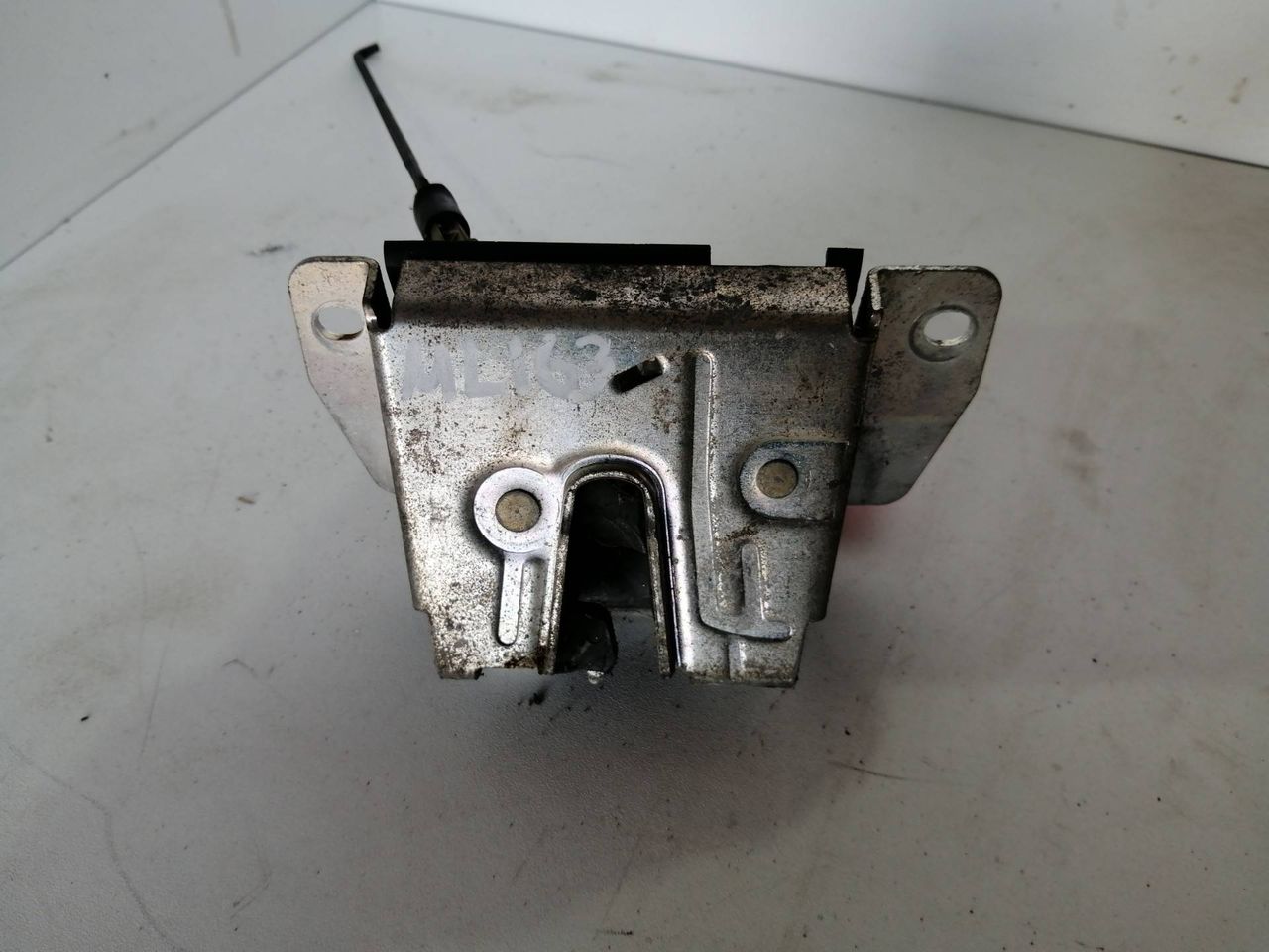 замок багажника Mercedes-Benz M-Класс W163 2001, 4.0 л., дизель, АКПП, черный, внедорожник 5 дв.