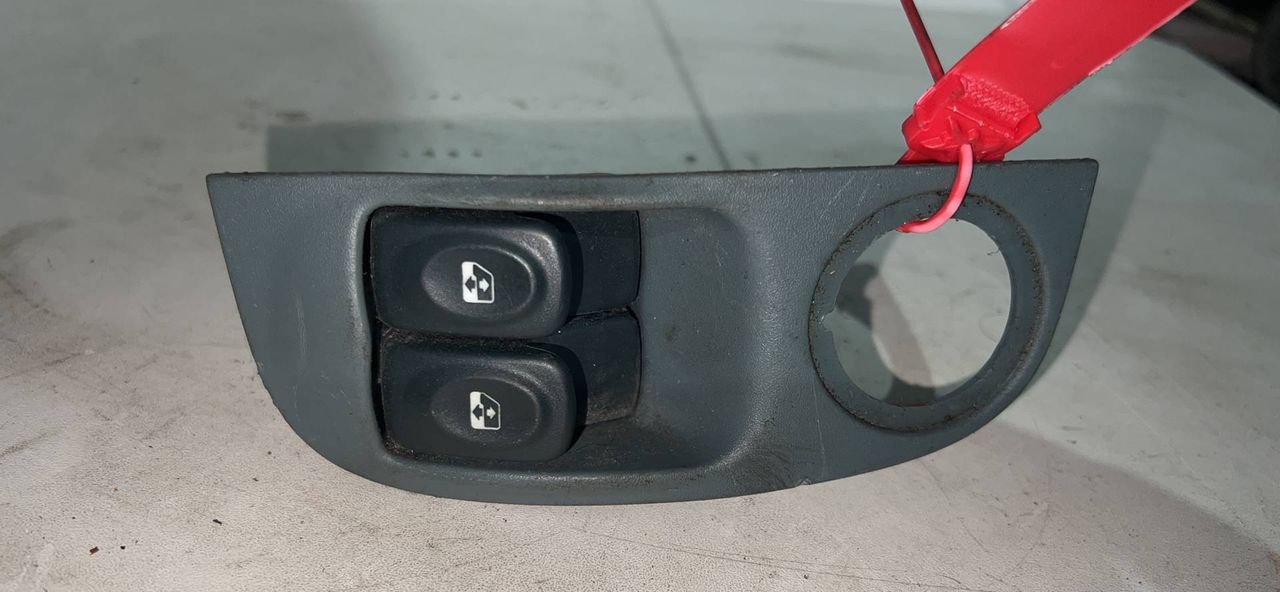 блок управления стеклоподъемниками Renault Megane 1 поколение 1996, 1.6 л., K7M 690, бензин, 5МКПП, серебро, хетчбэк 5 дв.