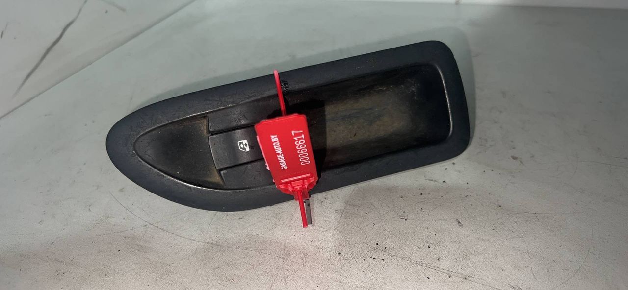 кнопка стеклоподъемника двери задней правой Renault Laguna 2 поколение 2003, 1.8 л., F4P 774, бензин, 5МКПП, хетчбэк 5 дв.