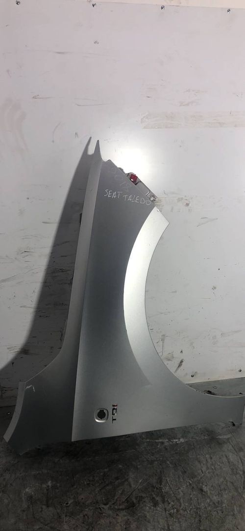 крыло переднее правое SEAT Toledo 4 поколение 2013, 1.6 л., CAYA, дизель, 5МКПП, серебро, седан