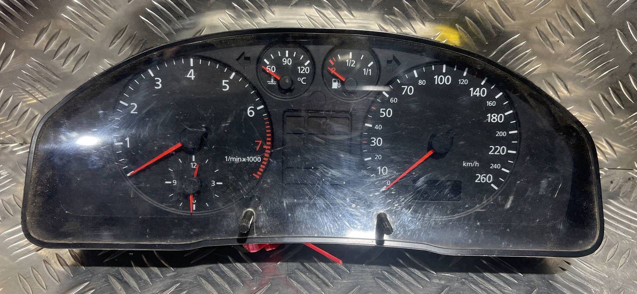 щиток приборов (приборная панель) Audi A4 B5 1998, 1.8 л., бензин, 5МКПП, седан, 8D0919861C