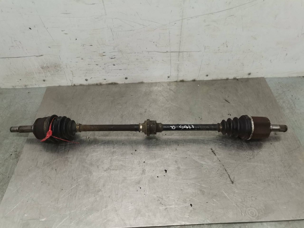 полуось передняя правая (приводной вал, ШРУС) Mitsubishi Carisma 1 поколение 1999, 1.8 л., GDi, бензин, 5МКПП, хетчбэк 5 дв.