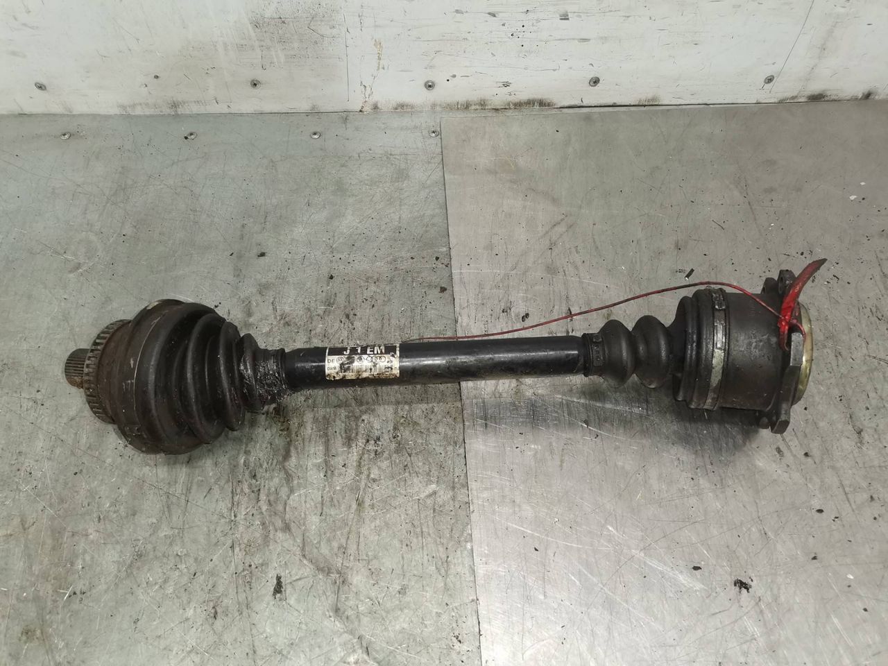 полуось передняя левая (приводной вал, ШРУС) Volkswagen Passat B5 [рестайлинг] 2003, 1.9 л., дизель, МКПП, универсал