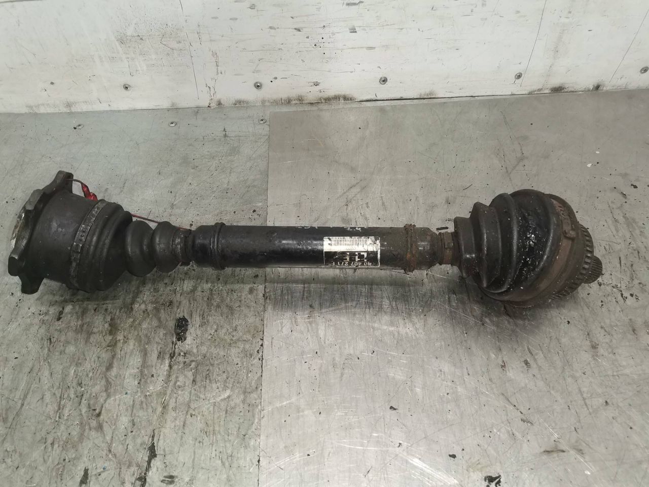 полуось передняя левая (приводной вал, ШРУС) Audi A6 4B/C5 1998, 2.4 л., ALF, бензин, АКПП, универсал