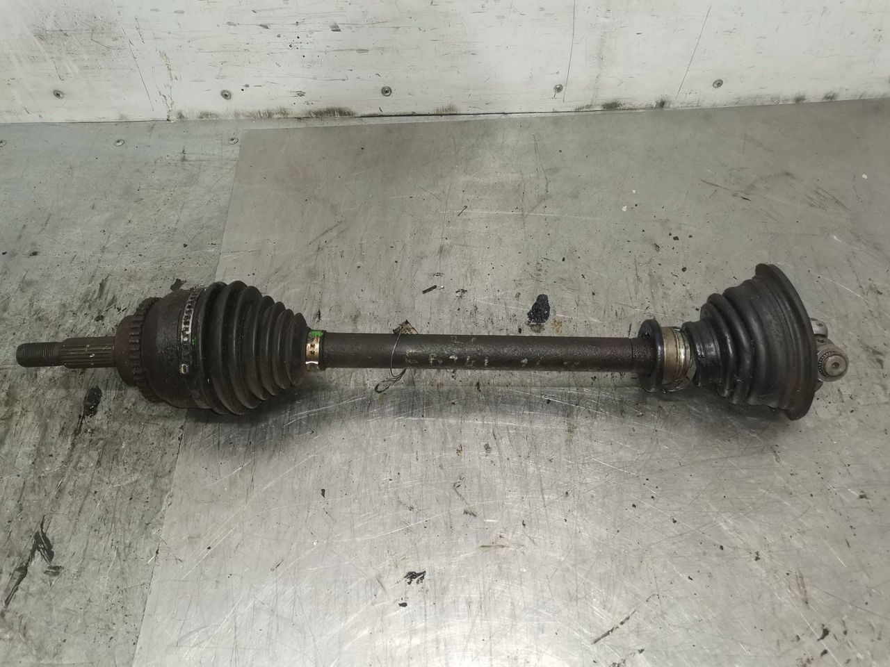 полуось передняя правая (приводной вал, ШРУС) Mitsubishi Carisma 1 поколение 1996, 1.6 л., бензин, 5МКПП, хетчбэк 5 дв.