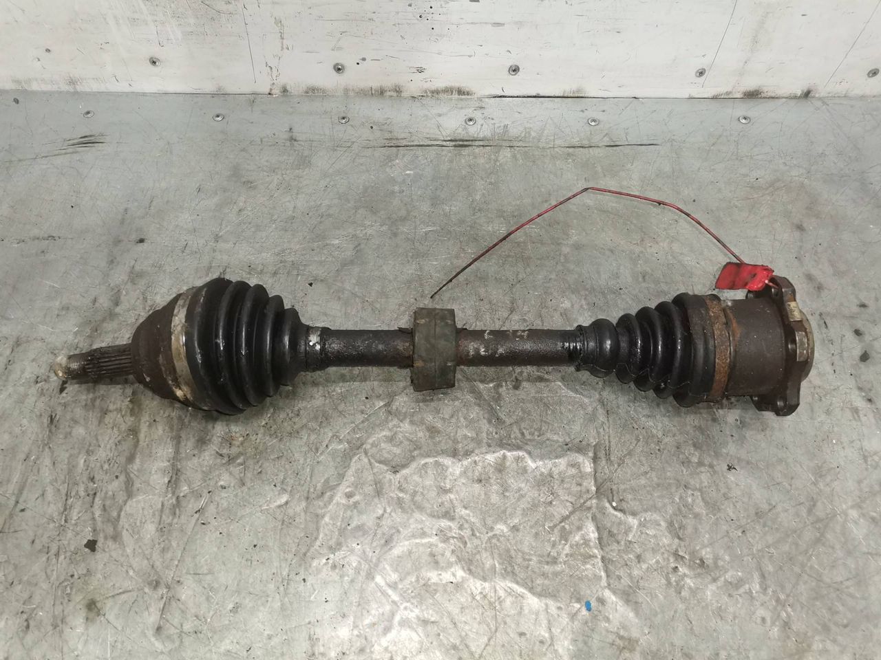 полуось передняя левая (приводной вал, ШРУС) Volkswagen Fox 2 поколение 5Z 2004, 1.4 л., дизель, 5МКПП