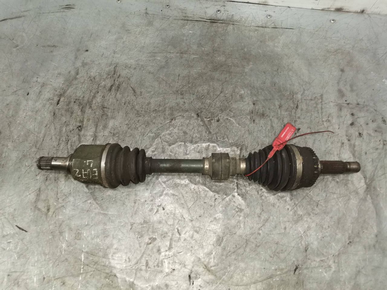 полуось передняя левая (приводной вал, ШРУС) Mitsubishi Carisma 1 поколение 1997, 1.6 л., бензин, 5МКПП, хетчбэк 5 дв.