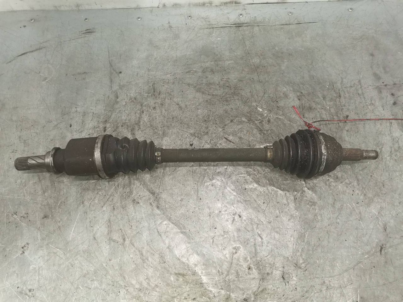 полуось передняя левая (приводной вал, ШРУС) Renault Megane 2 поколение 2003, 1.6 л., K4M 616, бензин, 5МКПП, седан