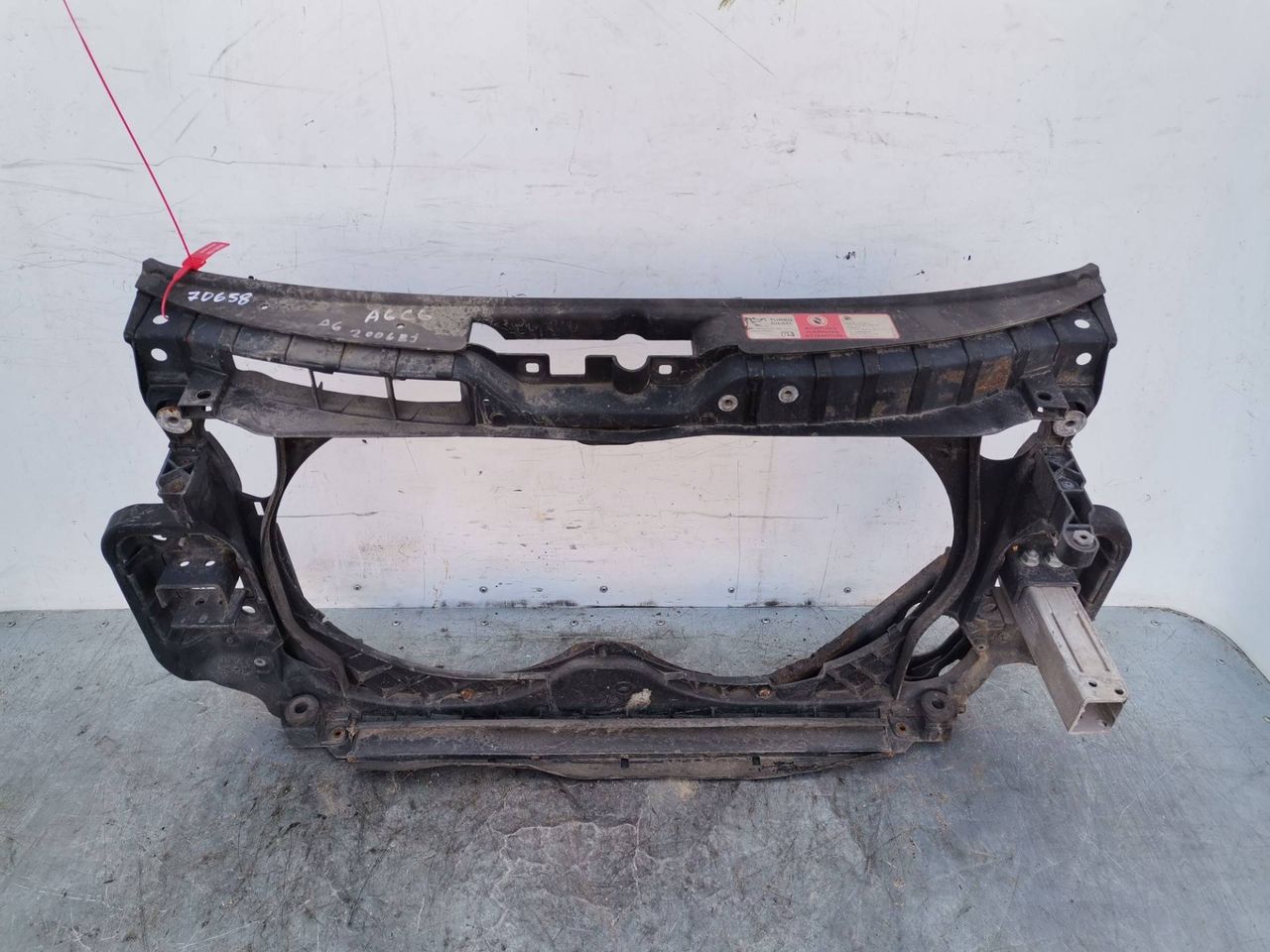 передняя панель крепления облицовки (телевизор) Audi A6 4F/C6 2006, 2.0 л., BMN, дизель, 6МКПП, черный, седан