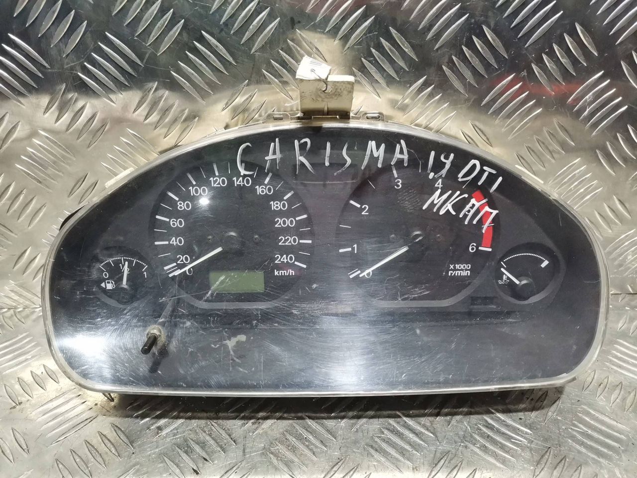щиток приборов (приборная панель) Mitsubishi Carisma 1 поколение 1999, 1.9 л., дизель, МКПП, седан