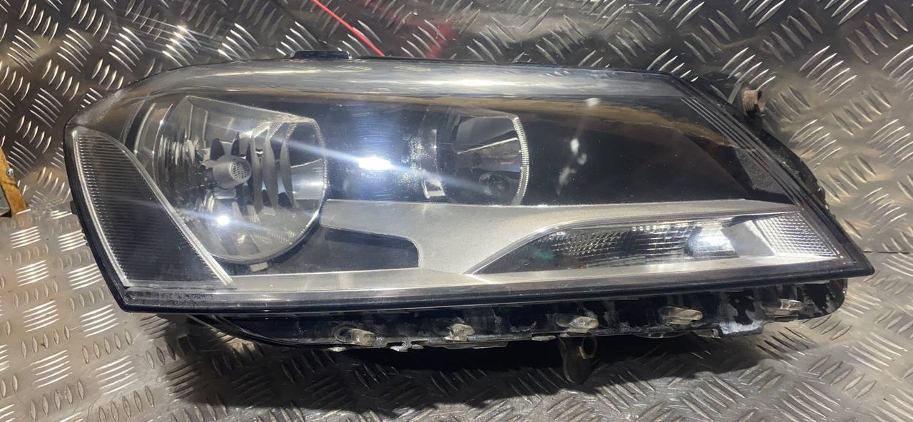 фара правая Volkswagen Passat B7 2012, 2.0 л., дизель, 6МКПП, седан