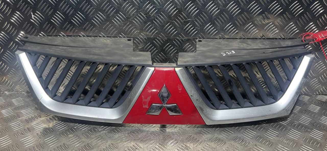 решетка радиатора Mitsubishi Outlander 2 поколение 2007, 2.0 л., BSY, дизель, МКПП, внедорожник 5 дв.