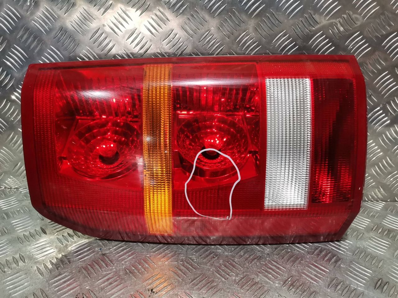 фонарь задний левый Land Rover Discovery 3 поколение 2004, 2.7 л., дизель, АКПП, внедорожник 5 дв.