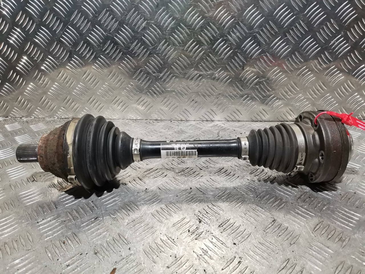 полуось передняя левая (приводной вал, ШРУС) Volkswagen Passat CC 1 поколение 2011, 2.0 л., дизель, 6МКПП, седан, 1K0407271EE
