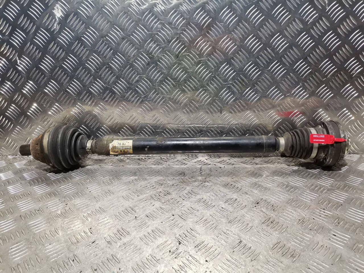 полуось передняя правая (приводной вал, ШРУС) Volkswagen Passat CC 1 поколение 2011, 2.0 л., дизель, АКПП, седан, 1K0407272RB