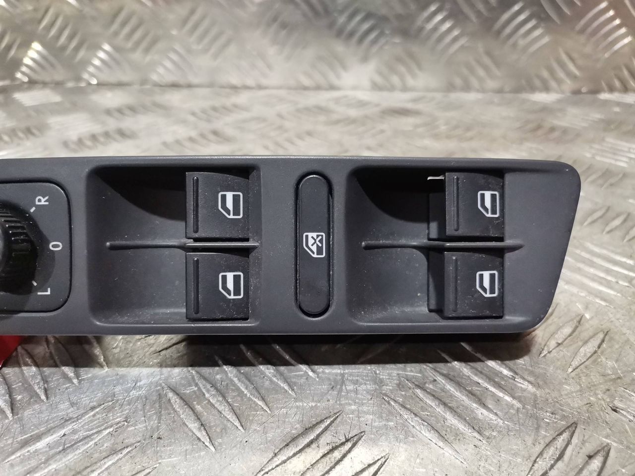 блок управления стеклоподъемниками Volkswagen Tiguan 1 поколение 2009, 2.0 л., CBAA, дизель, 6МКПП, внедорожник 5 дв., 1K4959857B