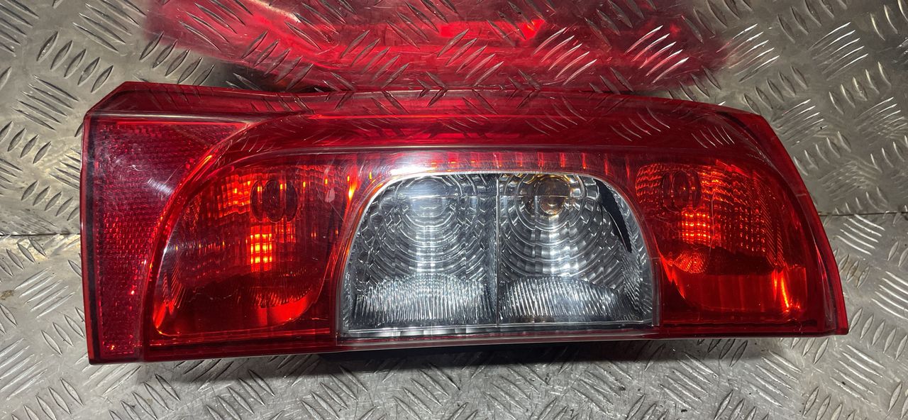 фонарь задний левый Peugeot Bipper 1 поколение 2010, 1.4 л., 8HS (DV4TED), дизель, 5МКПП, фургон