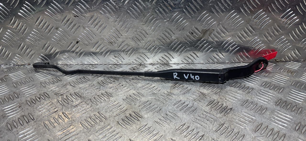 щеткодержатель (поводок стеклоочистителя, дворник) Volvo V40 1 поколение 1999, 1.9 л., F9Q 419, дизель, 5МКПП, черный, универсал