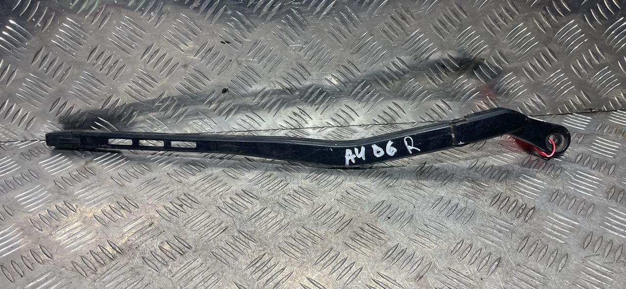 щеткодержатель (поводок стеклоочистителя, дворник) Audi A4 B6 2003, 1.9 л., AWX, дизель, 6МКПП, синий, седан