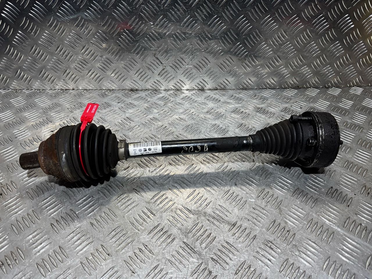 полуось передняя левая (приводной вал, ШРУС) Volkswagen Golf 6 поколение 2010, 1.6 л., CAYA, дизель, 5МКПП, хетчбэк 5 дв., 1K0407271AT