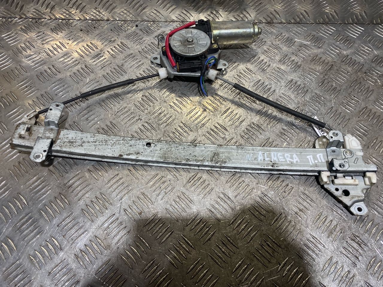 стеклоподъемник электрический передний правый Nissan Almera N15 1997, 1.4 л., бензин, седан