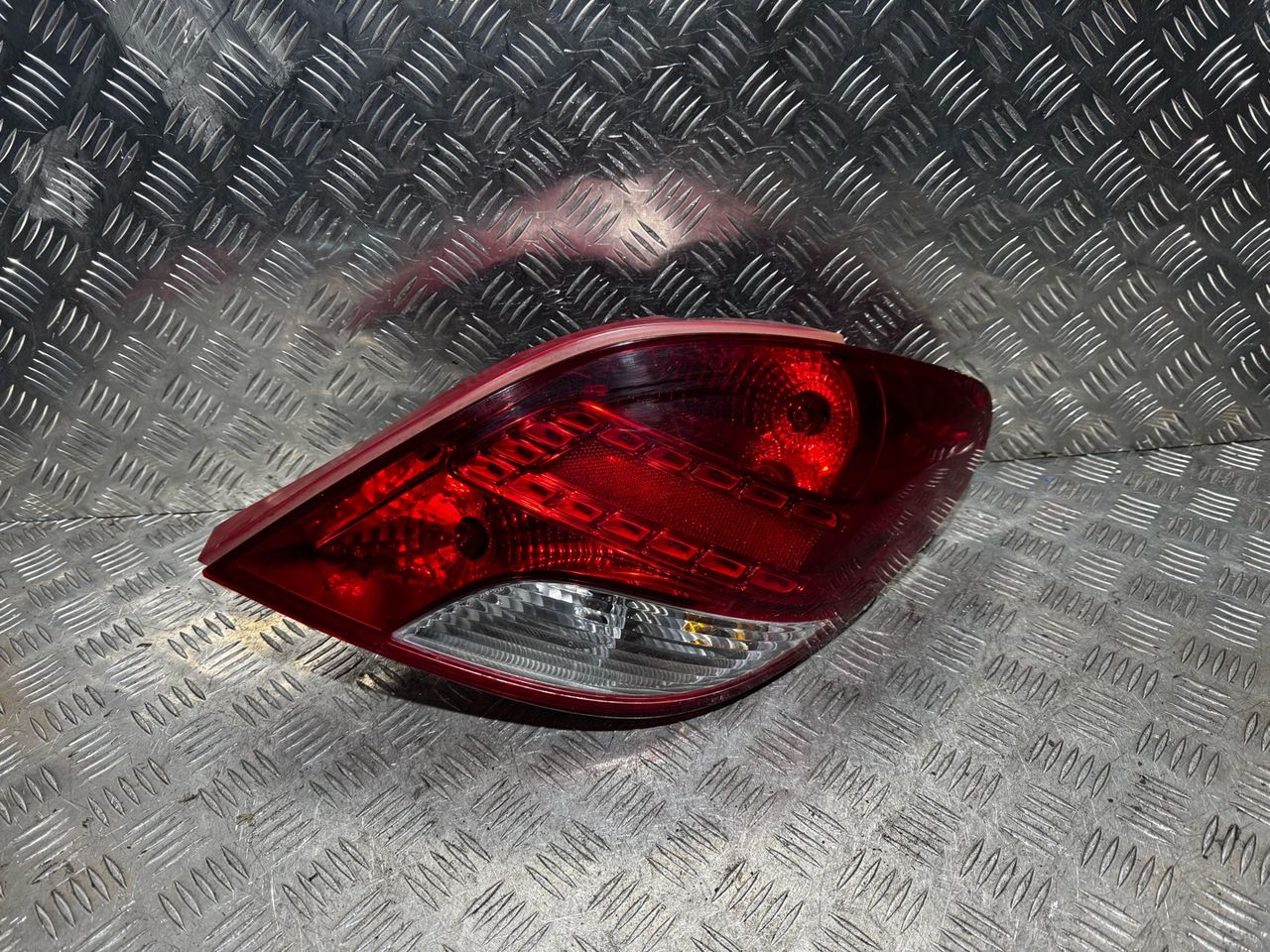 фонарь задний правый Peugeot 207 1 поколение 2009, 1.6 л., дизель, 5МКПП, хетчбэк 5 дв., 968656598000