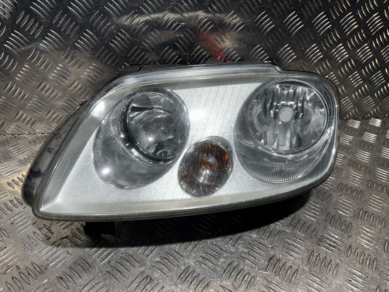 фара левая Volkswagen Touran 1 поколение 2006, 1.6 л., бензин, 5МКПП, минивэн