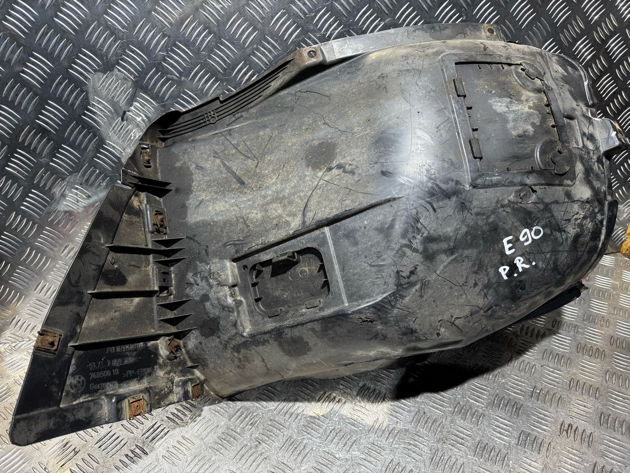защита арок передняя правая (подкрылок) BMW 3 серия E90/E91/E92/E93 2006, 2.5 л., N52 B25 AF, бензин, 6МКПП, седан, 51717059380