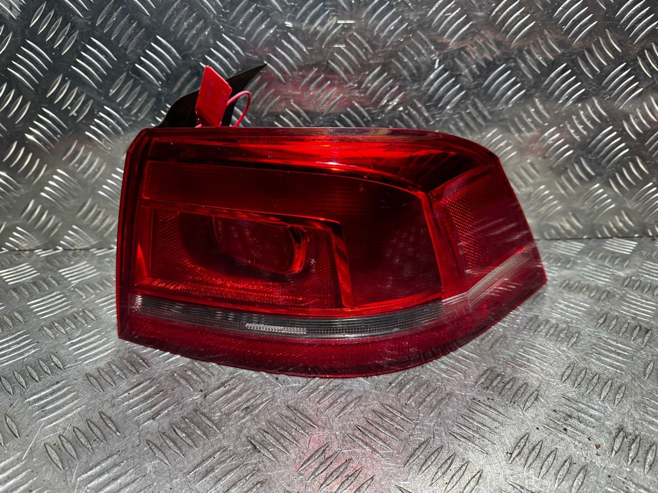 фонарь задний правый Volkswagen Passat B7 2012, седан, 3AE945096F